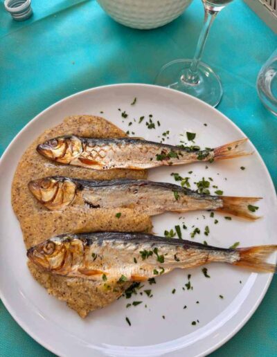 Essen und Trinken am Iseosee - Sardinen mit Polenta