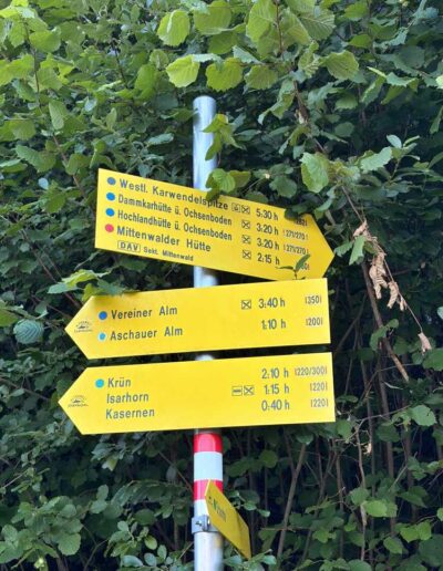 Karwendelgebirge bei Mittenwald - Wegweiser